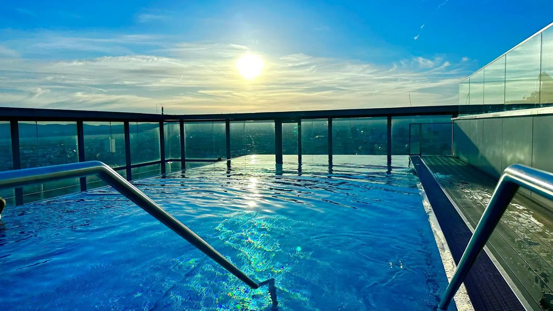 Panorama Sky Apartment I Rooftop Pool I Metro Station 비엔나