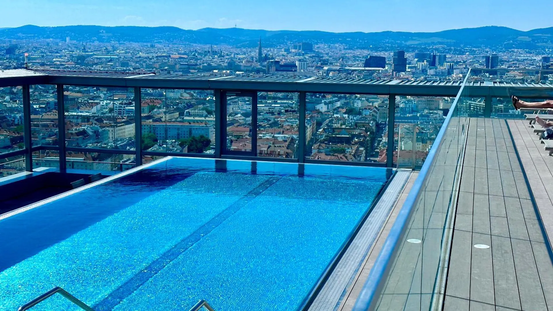 Panorama Sky Apartment I Rooftop Pool I Metro Station location
