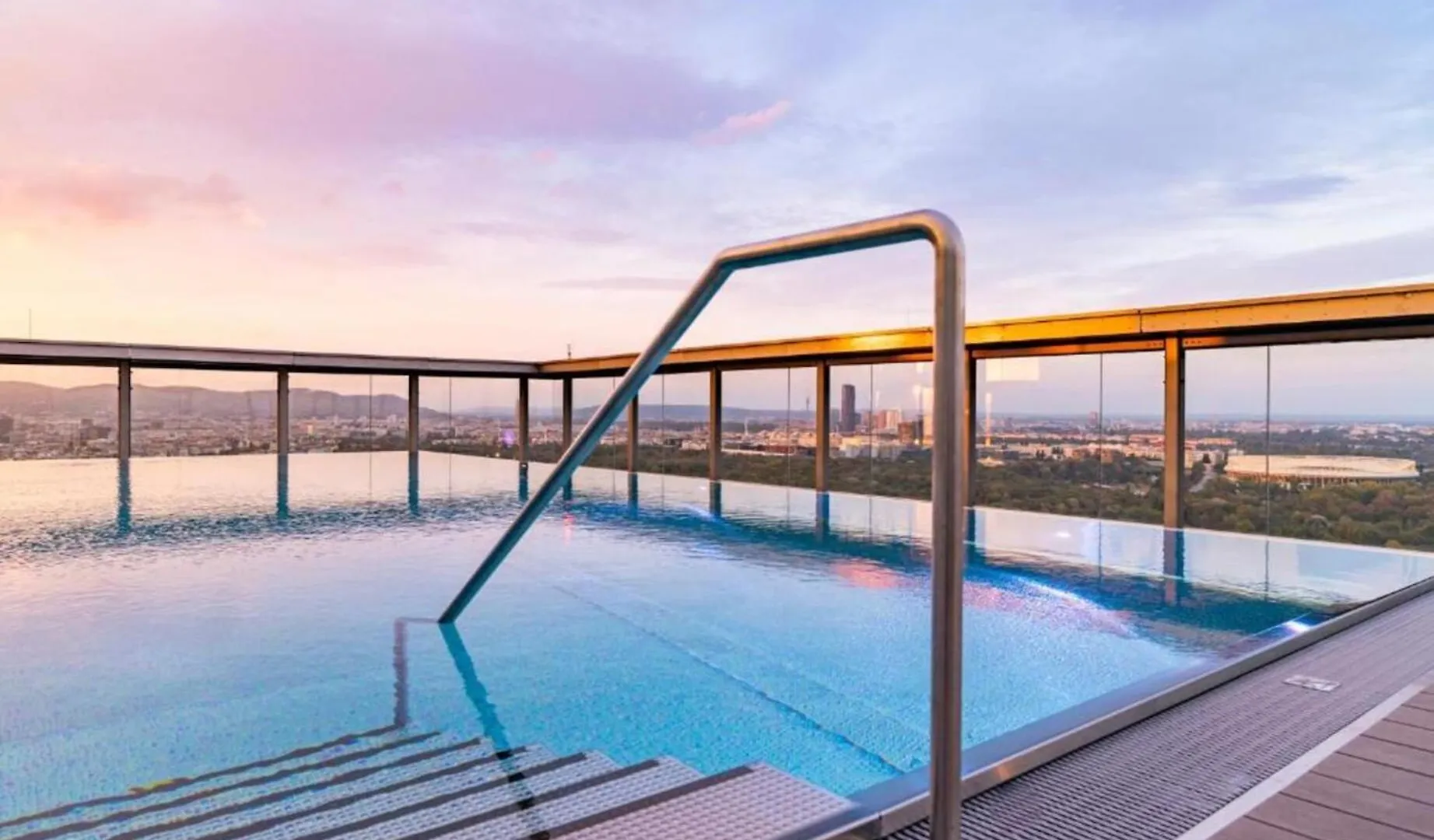 Panorama Sky Apartment I Rooftop Pool I Metro Station Wien