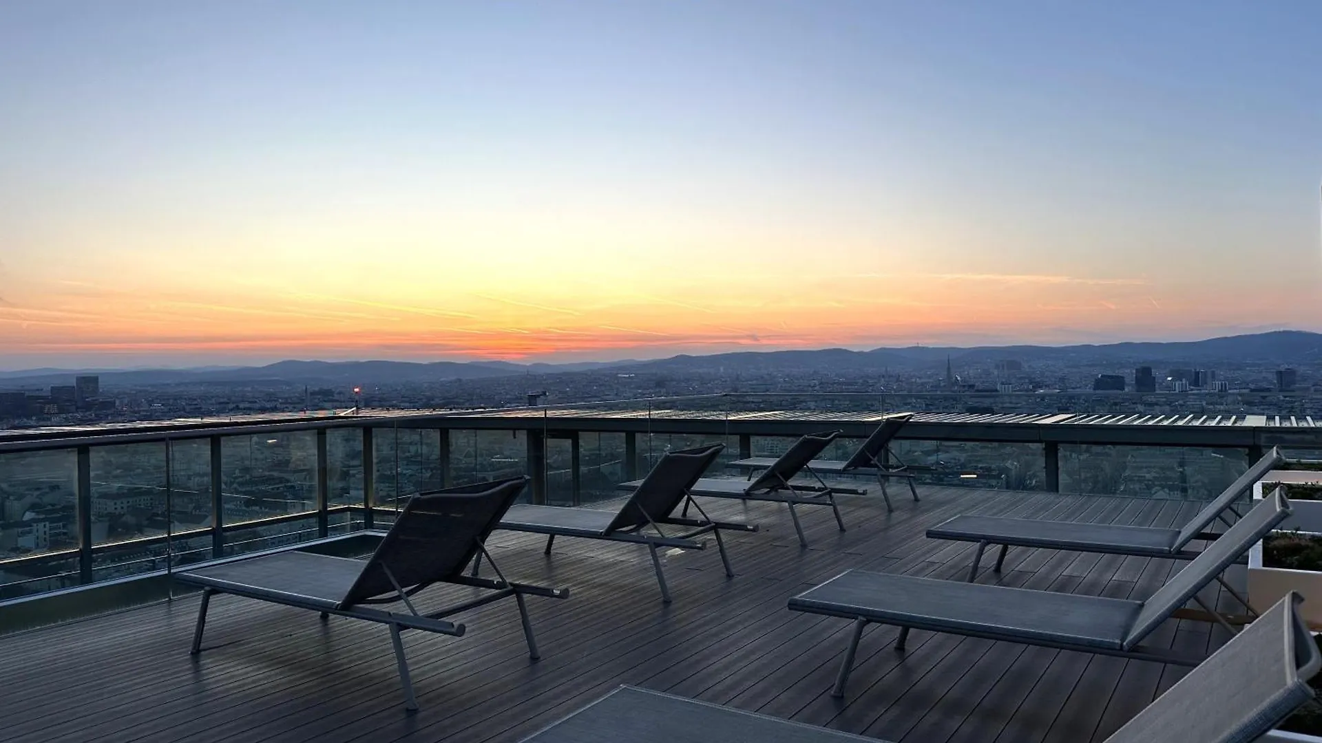Panorama Sky Apartment I Rooftop Pool I Metro Station Wien 0*,